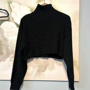 CROPPED TURTLENECK SWEATER